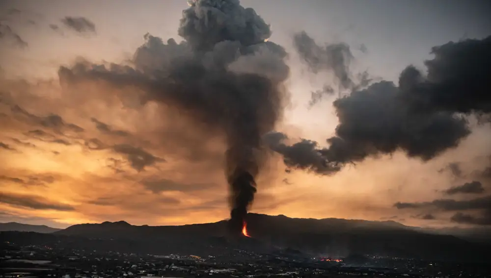 La lava que sale del volcán de 'Cumbre Vieja', en El Paso (La Palma), ha cubierto desde que comenzó la erupción este domingo, 19 de septiembre, un total de 166 hectáreas y ha destruido ya 350 edificaciones, según el seguimiento por satélite del programa Copérnicus de la Unión Europea.