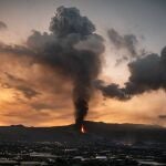 La lava que sale del volcán de 'Cumbre Vieja', en El Paso (La Palma), ha cubierto desde que comenzó la erupción este domingo, 19 de septiembre, un total de 166 hectáreas y ha destruido ya 350 edificaciones, según el seguimiento por satélite del programa Copérnicus de la Unión Europea.