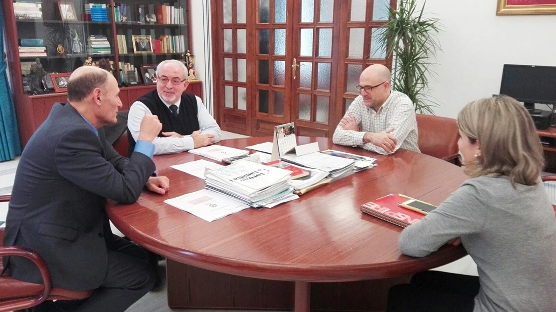 Juan Carlos Izpisua, José Luis Mendoza, José Meca y Estrella Núñez, en la reunión en que se puso en marcha la investigación