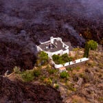 La lava del volcán de La Palma se acerca a una vivienda