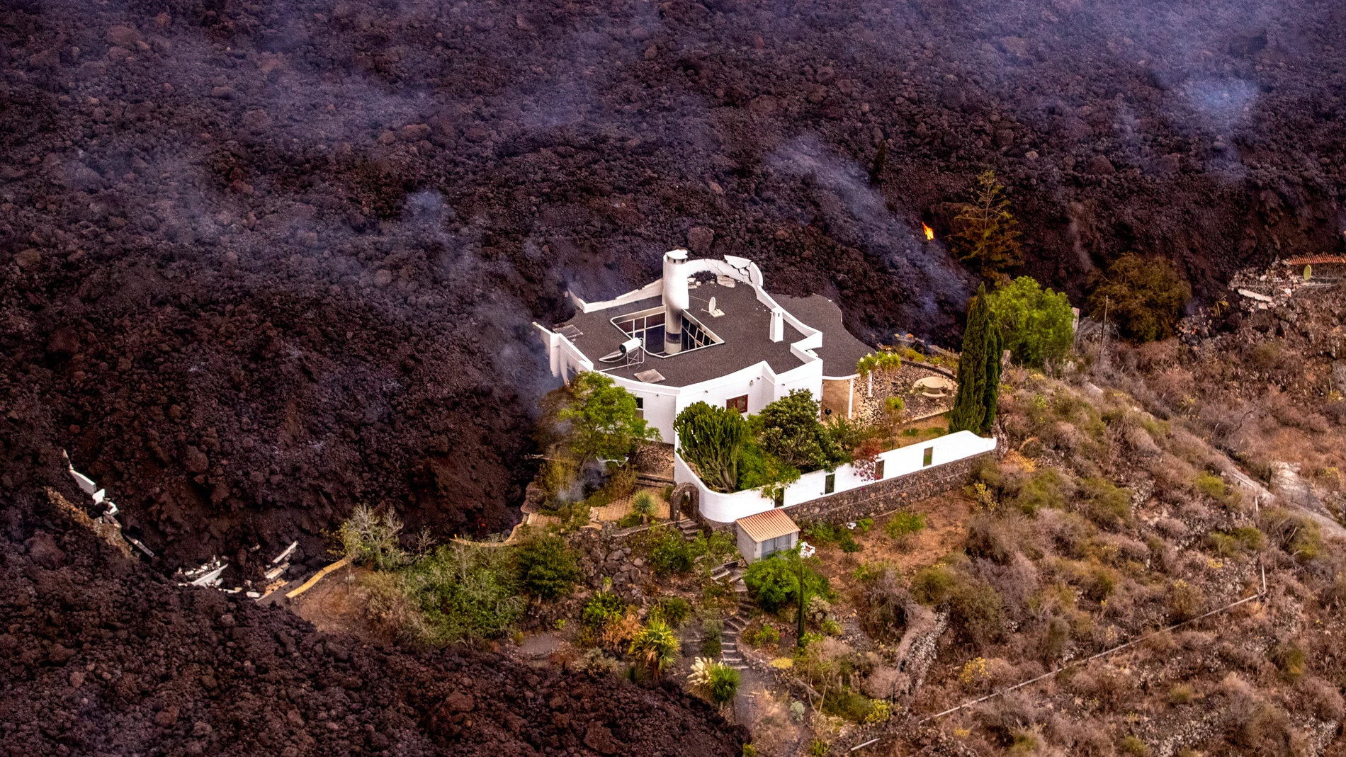 La lava del volcán de La Palma se acerca a una vivienda