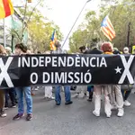 Varias personas acuden con pancartas en una concentración convocada contra la detención del expresidente Carles Puigdemont