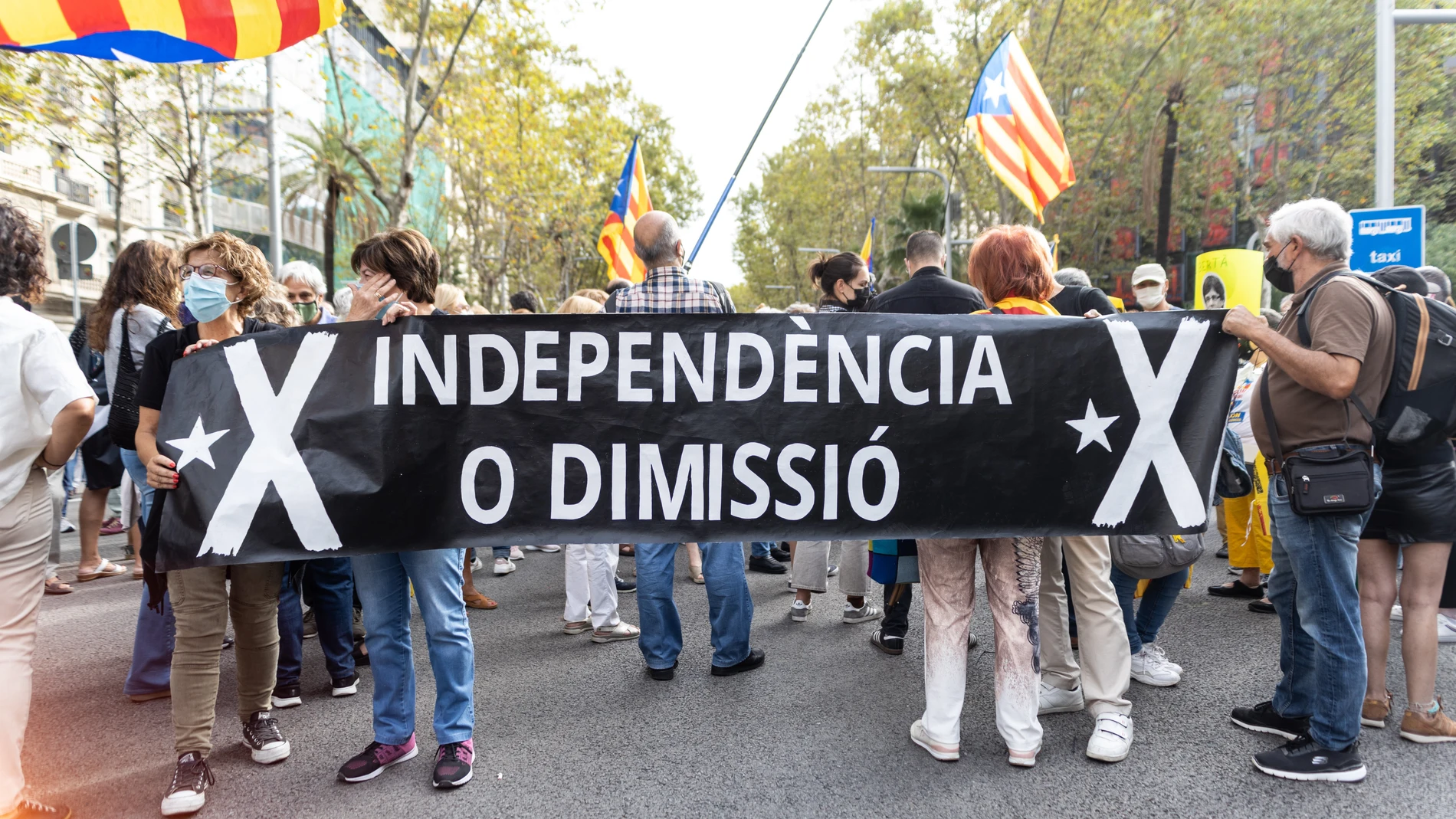 Varias personas acuden con pancartas en una concentración convocada contra la detención del expresidente Carles Puigdemont