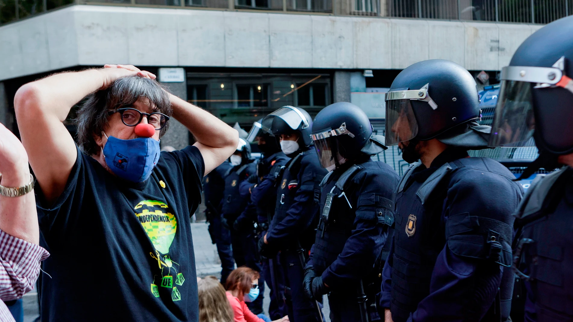 Jordi Pesarrodona durante la manifestación de este viernes frente al Consulado de Italia en Barcelona para protestar contra por la detención del expresidente de la Generalitat Carles Puigdemont en Cerdeña