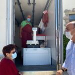 El presidente de la Diputación de Segovia, Miguel Ángel de Vicente, conversa con unos vendedores ambulantes