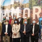 Foto de familia con miembros de las administraciones regional, provincial y local de Castilla y León presentes en Naturcyl