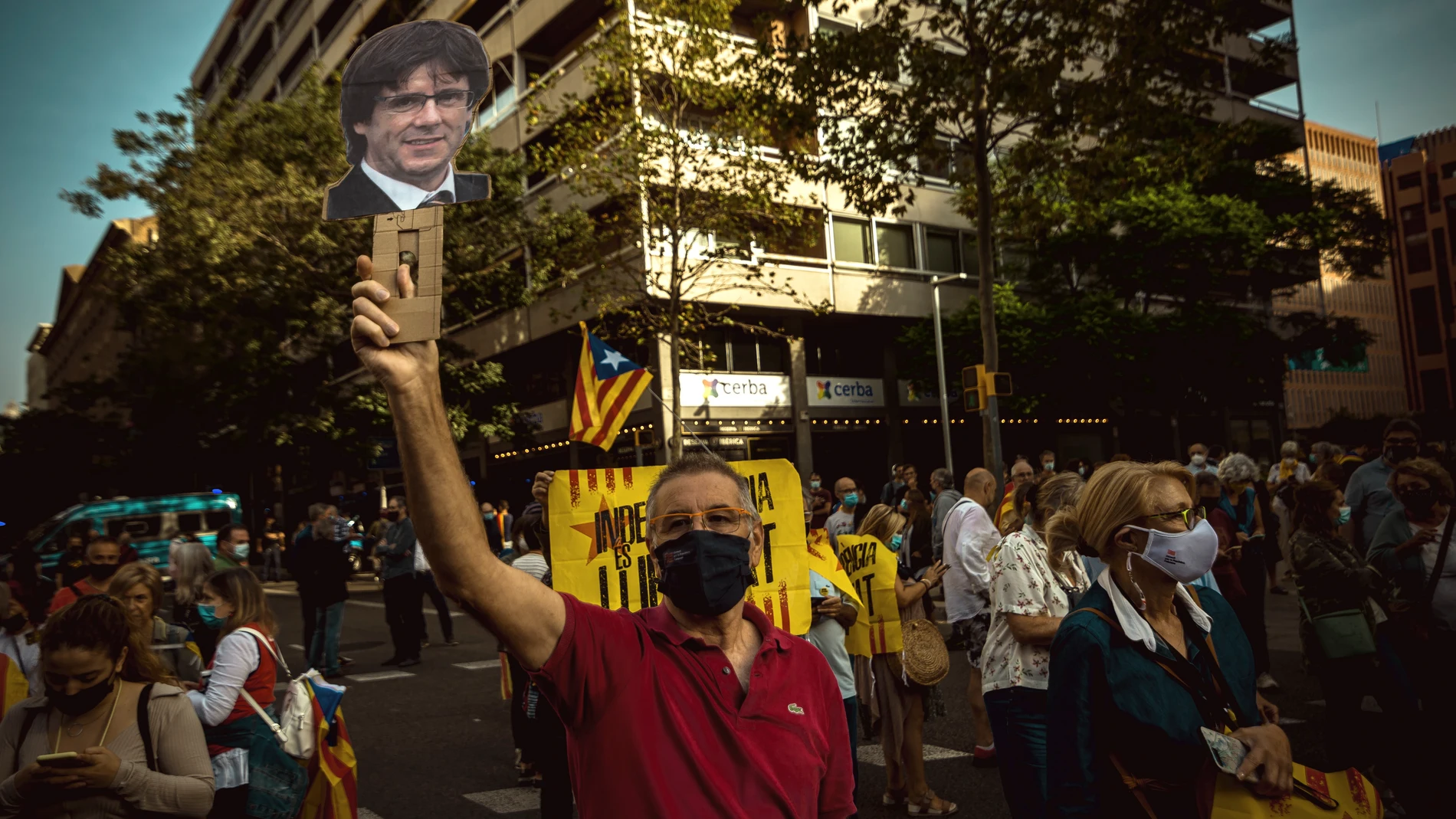 Protesta ante el consulado italiano en Barcelona por la detención de Carles Puigdemont