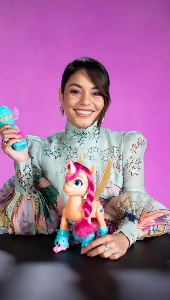 Hudgens, junto a la nueva línea de juguetes de Hasbro que acompaña el lanzamiento de &quot;My Little Pony: una nueva generación&quot; en Netflix