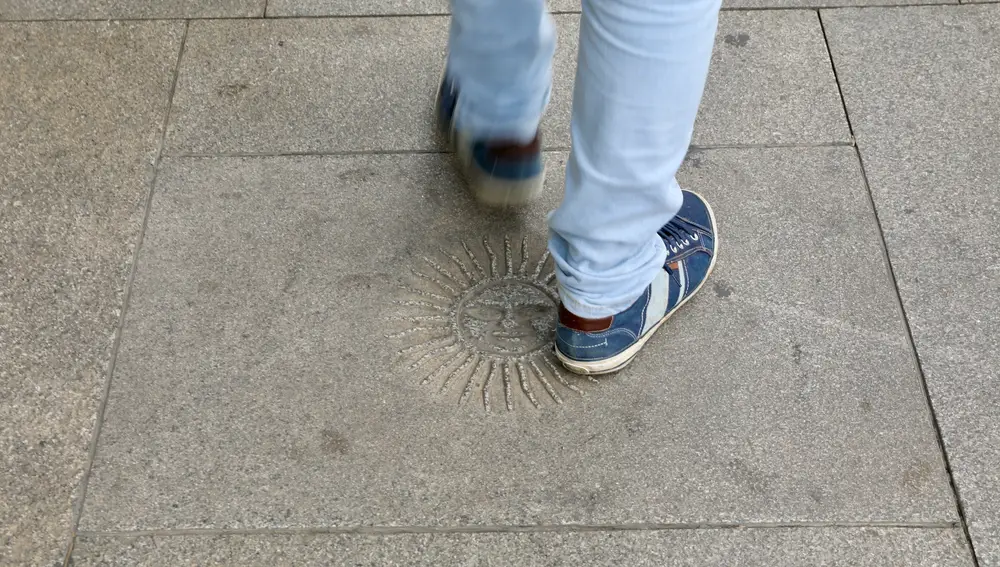 Reportaje sobre mensajes ocultos en el suelo de Madrid.￼Sol tallado en la calle Alcalá 1.