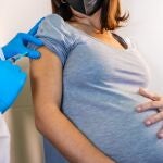Vacunación a una mujer embarazada