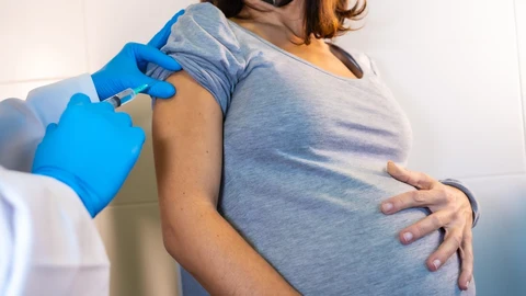 Vacunación a una mujer embarazada