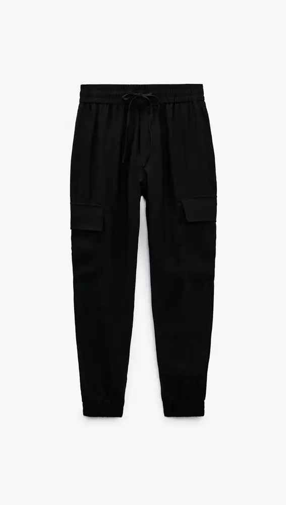 Pantalón cargo ajustado al tobillo en color negro, de Zara