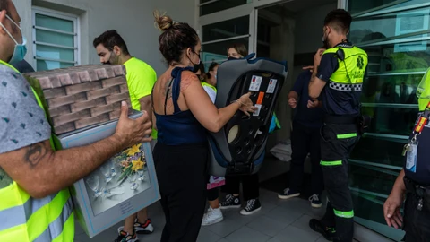 Varias personas colaboran y apilan ropa y objetos en el Polideportivo Severo Rodríguez, donde se almacenan donaciones para los afectados por la erupción del volcán de Cumbre Vieja, a 24 de septiembre de 2021, en Los Llanos de Ariadne, La Palma, Islas Canarias (España). La lava que sale del volcán de 'Cumbre Vieja', en El Paso (La Palma), ha cubierto desde que comenzó la erupción este domingo, 19 de septiembre, un total de 180,1 hectáreas destruyendo hasta el momento 390 edificaciones, además de 14 kilómetros de carreteras, según el seguimiento por satélite del programa Copérnicus de la Unión Europea.24 SEPTIEMBRE 2021;SEVERO RODRÍGUEZ;LA PALMA;POLIDEPORTIVO;LA PALMAKike Rincón / Europa Press24/09/2021