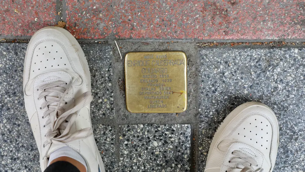 Reportaje sobre mensajes ocultos en el suelo de Madrid.￼Placa de homenaje a judíos en la calle Bravo Murillo 20￼.