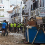 Tareas de limpieza en las calles de Lepe (Huelva) tras la tromba de agua