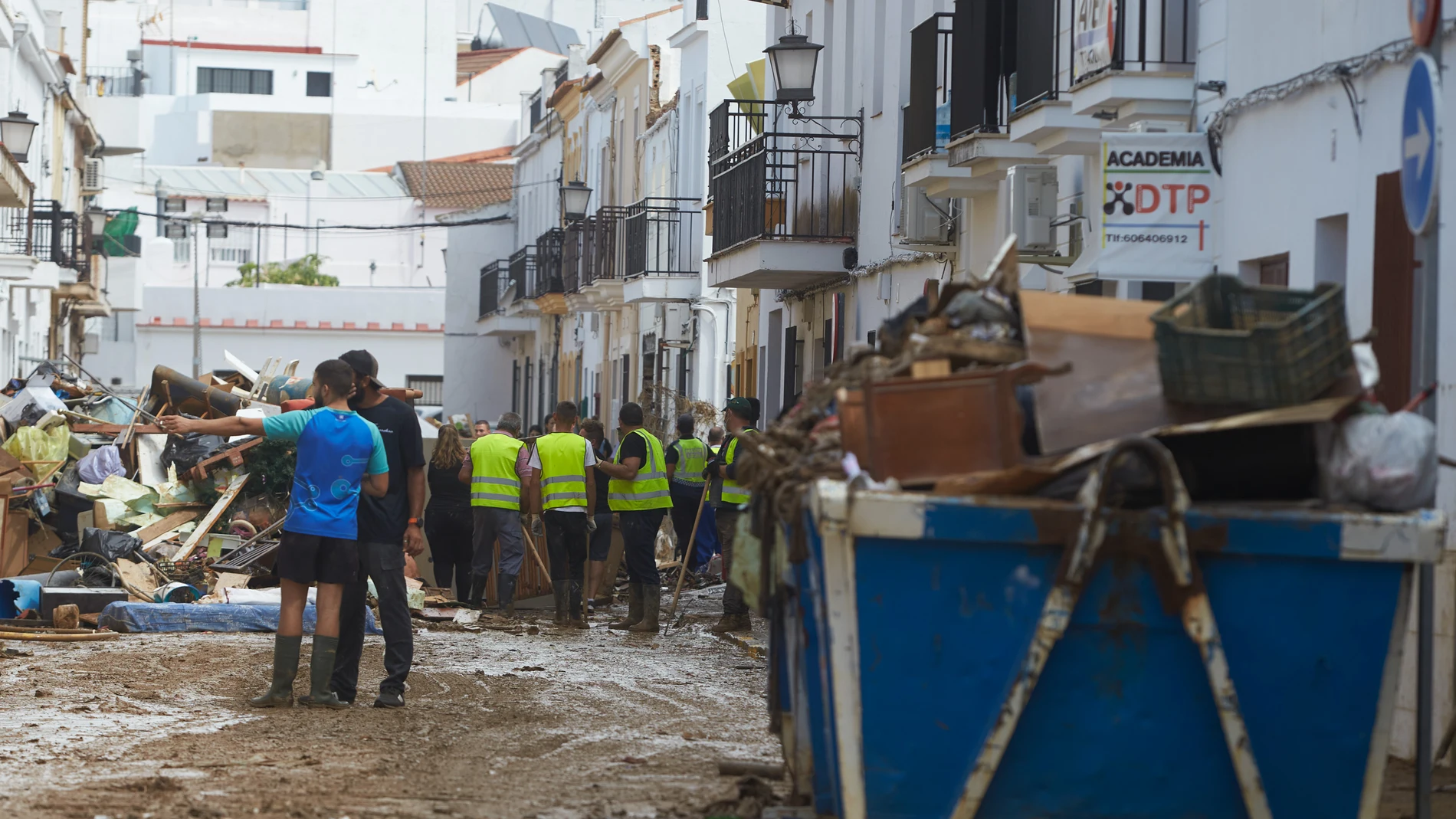 Tareas de limpieza en las calles de Lepe (Huelva) tras la tromba de agua
