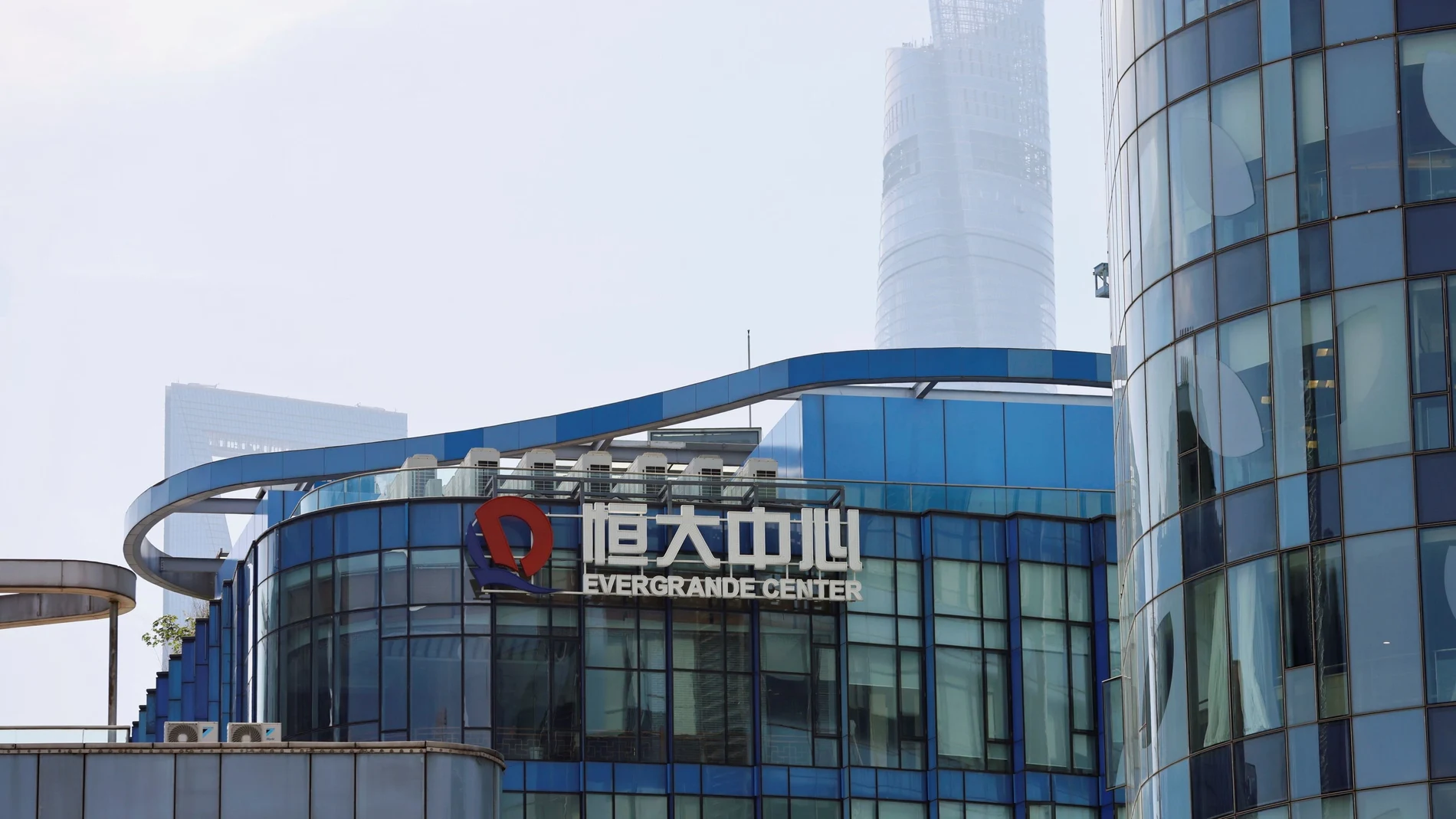 El logo de Evergrande en una de sus instalaciones en Shanghai