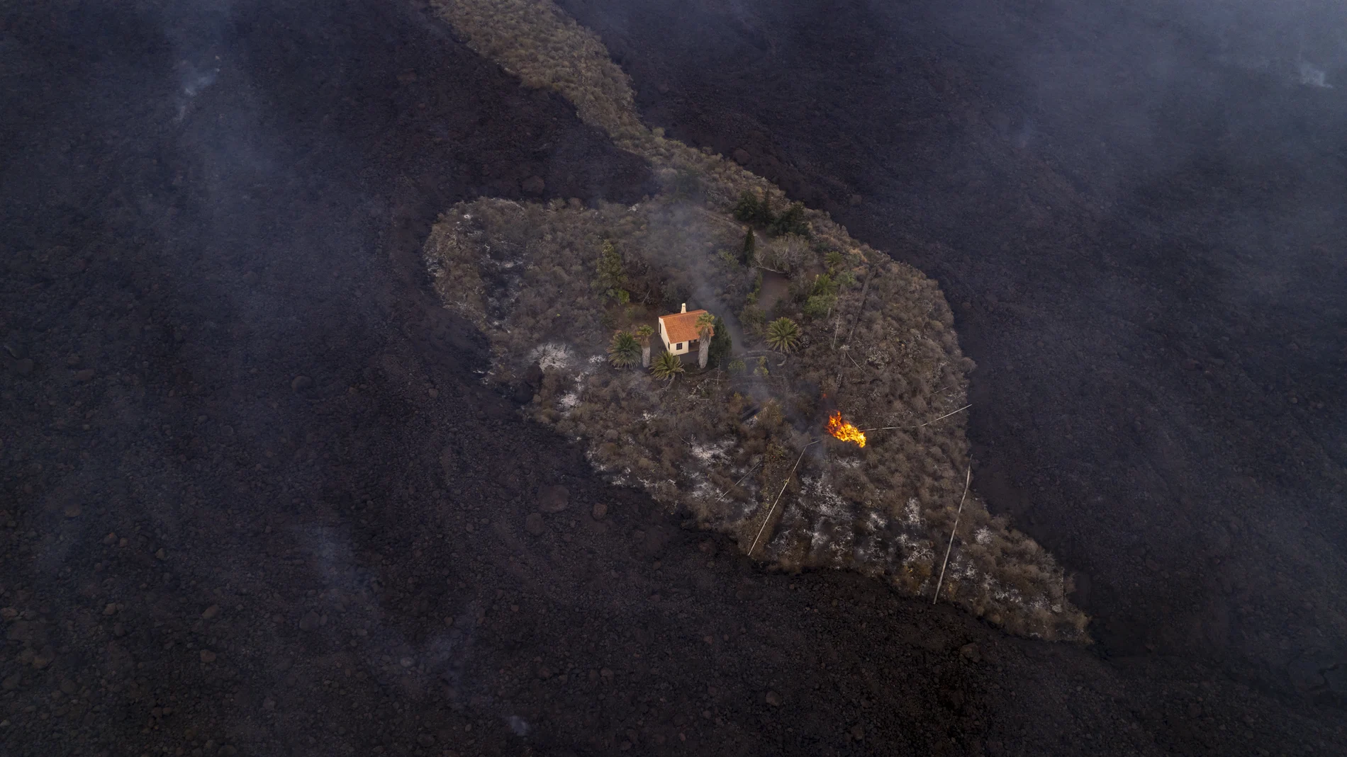 Una imagen a vista de pájaro de las viviendas de La Palma cubiertas de ceniza y lava del volcán