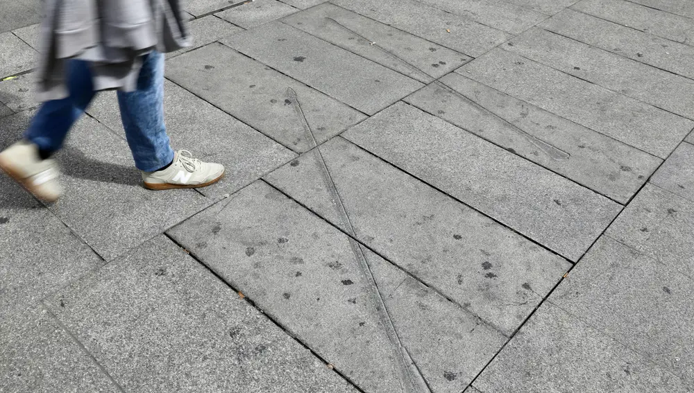 Reportaje sobre mensajes ocultos en el suelo de Madrid.￼Flechas en la calle Gran Vía 31￼.