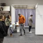 Islandeses acueden a votar a un colegio de Kopavogur