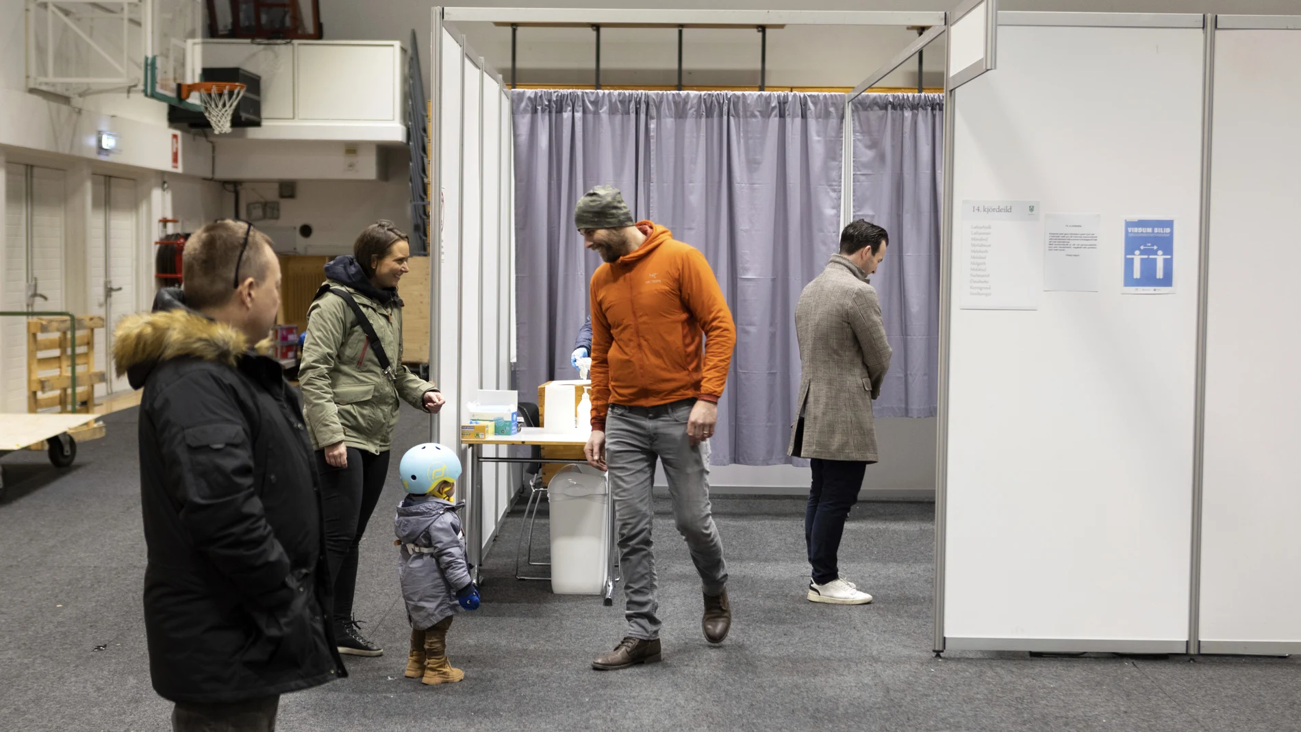 Islandeses acueden a votar a un colegio de Kopavogur