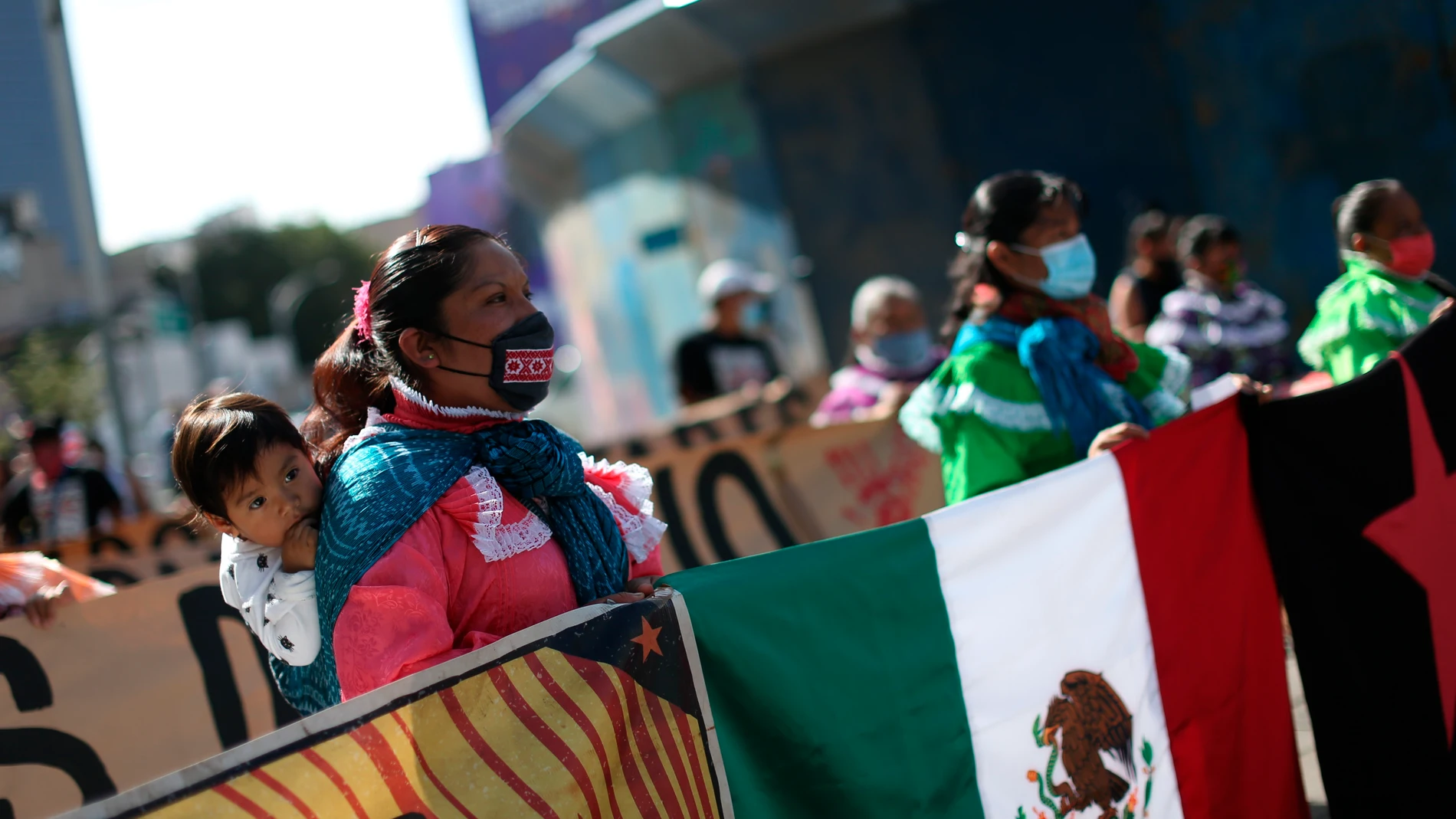 Un grupo de personas indígenas, del estado de Chiapas, marchan por una de las avenidas principales en Ciudad de México (México)