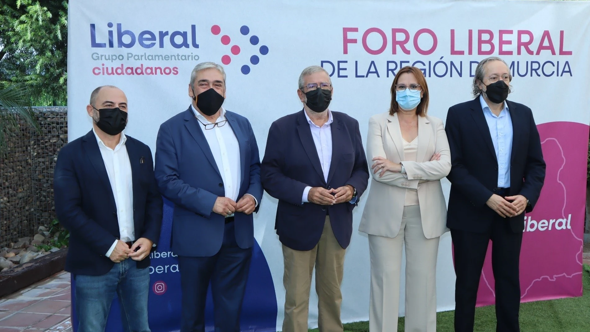 El escritor y periodista Juan Carlos Girauta junto a Isabel Franco y Francisco Álvarez