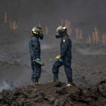 Dos efectivos de la UME toman muestras de los gases del volcán