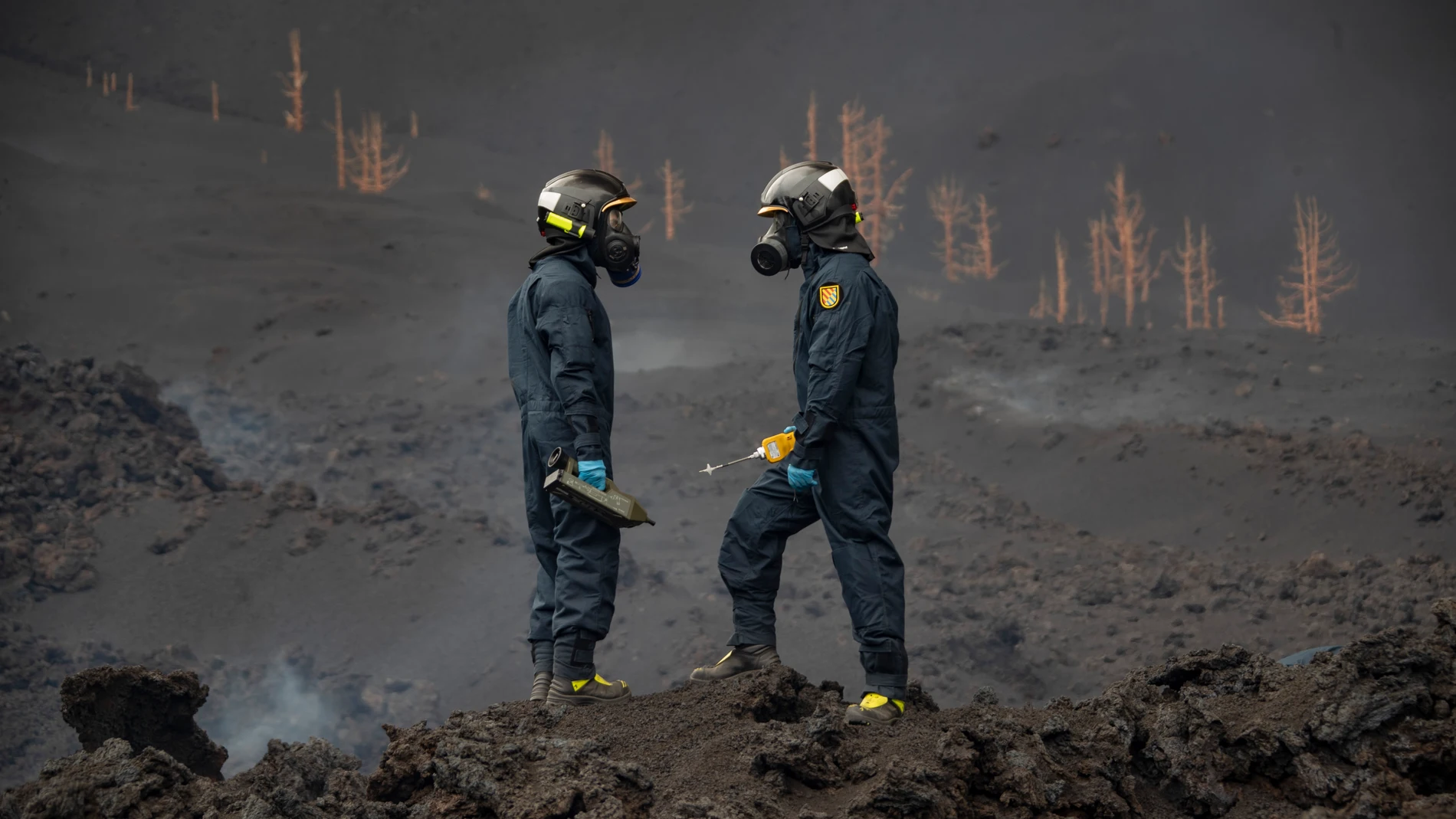 Dos efectivos de la UME toman muestras de los gases del volcán