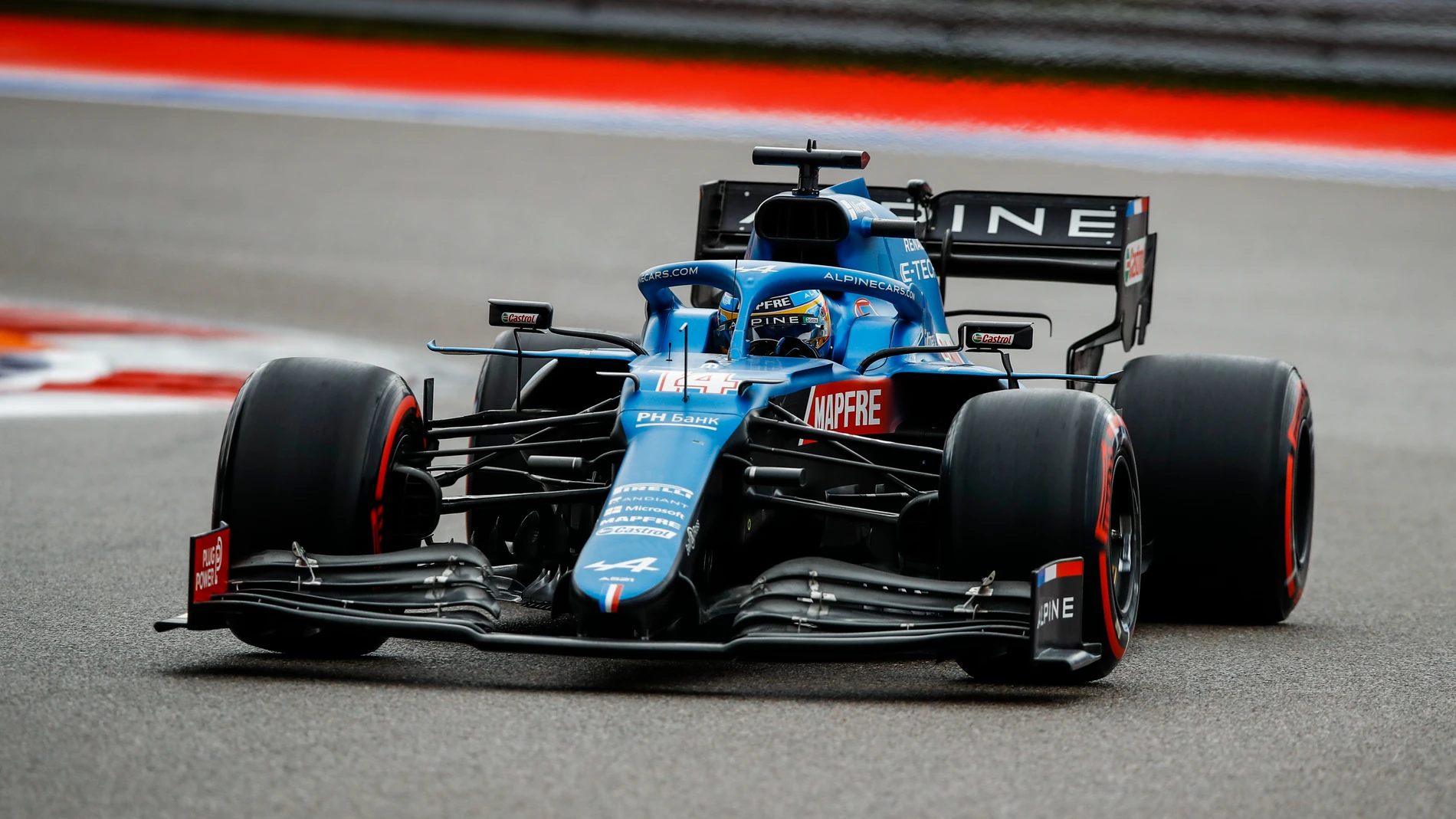 Fernando Alonso, en los entrenamientos del Gran Premio de Rusia de F1 en Sochi.