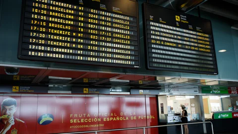Interior del Aeropuerto de La Palma, que continúa inoperativo por la acumulación de ceniza procedente del volcán de Cumbre Vieja