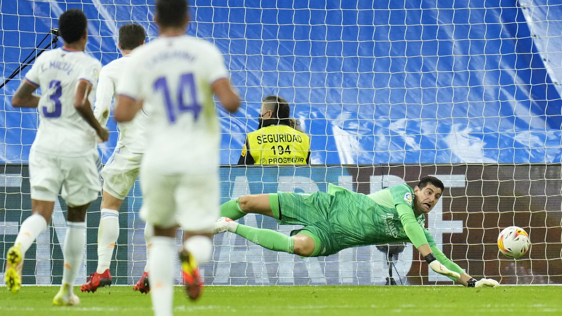 La gran parada de Courtois a Danjuma en el Real Madrid - Villarreal