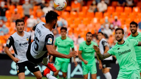 Omar Alderete con el Valencia. EFE/ Kai Forsterling