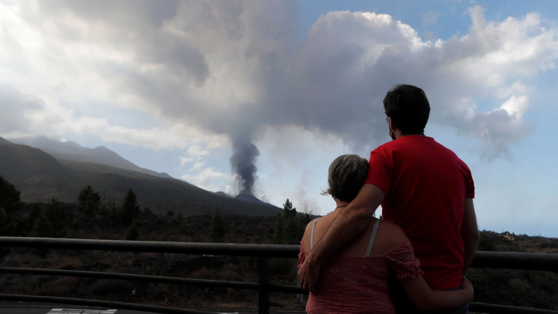 Una pareja contempla la erupción del volcán en la isla de La Palma