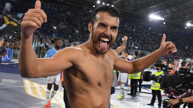 Pedro celebra la victoria de la Lazio frente a la Roma de Mourinho.