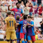 Los jugadores del Barcelona levantan a Ansu Fati después de que marcara al Levante