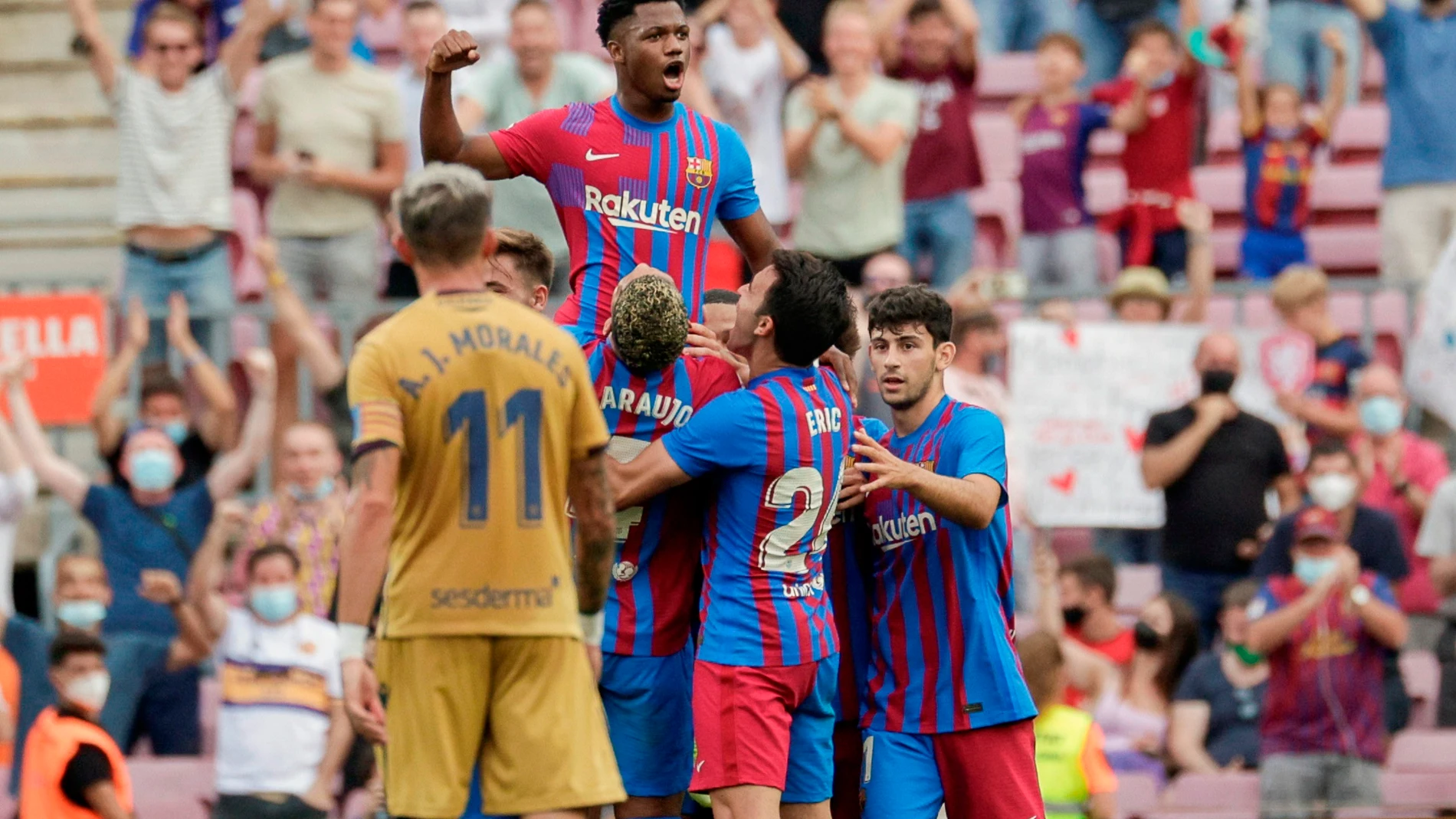 Los jugadores del Barcelona levantan a Ansu Fati después de que marcara al Levante