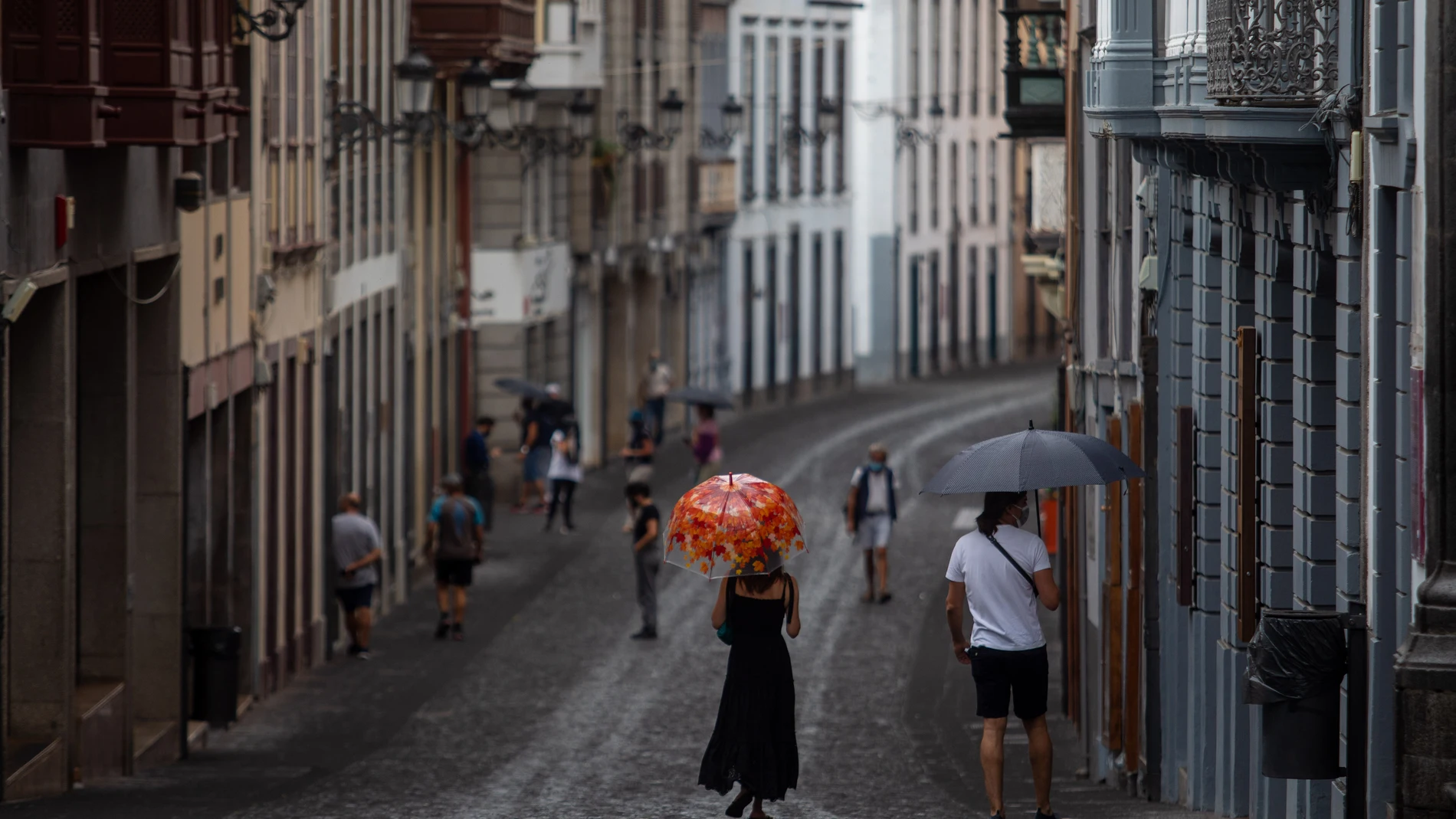 Los vecinos utilizan paraguas para protegerse de la lluvia de cenizas en Santa Cruz de La Palma