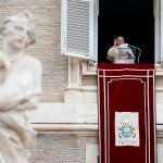El papa Francisco recita las oraciones del Ángelus desde la ventana de su estudio en la Plaza de San Pedro, en Ciudad del Vaticano.