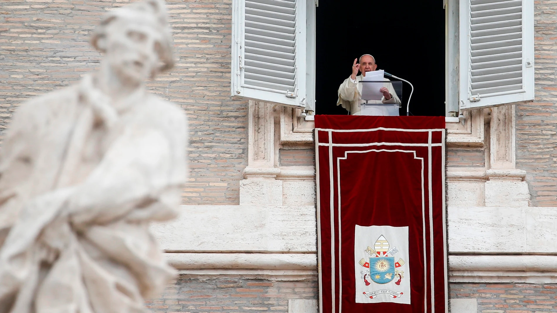 El papa Francisco recita las oraciones del Ángelus desde la ventana de su estudio en la Plaza de San Pedro, en Ciudad del Vaticano.