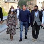 El vicesecretario general y portavoz del Comité Ejecutivo de Ciudadanos, Edmundo Bal, junto a la coordinadora autonómica en Castilla y León, Gemma Villarroel, y otros cargos del partido durante su visita al Castillo de Ponferrada