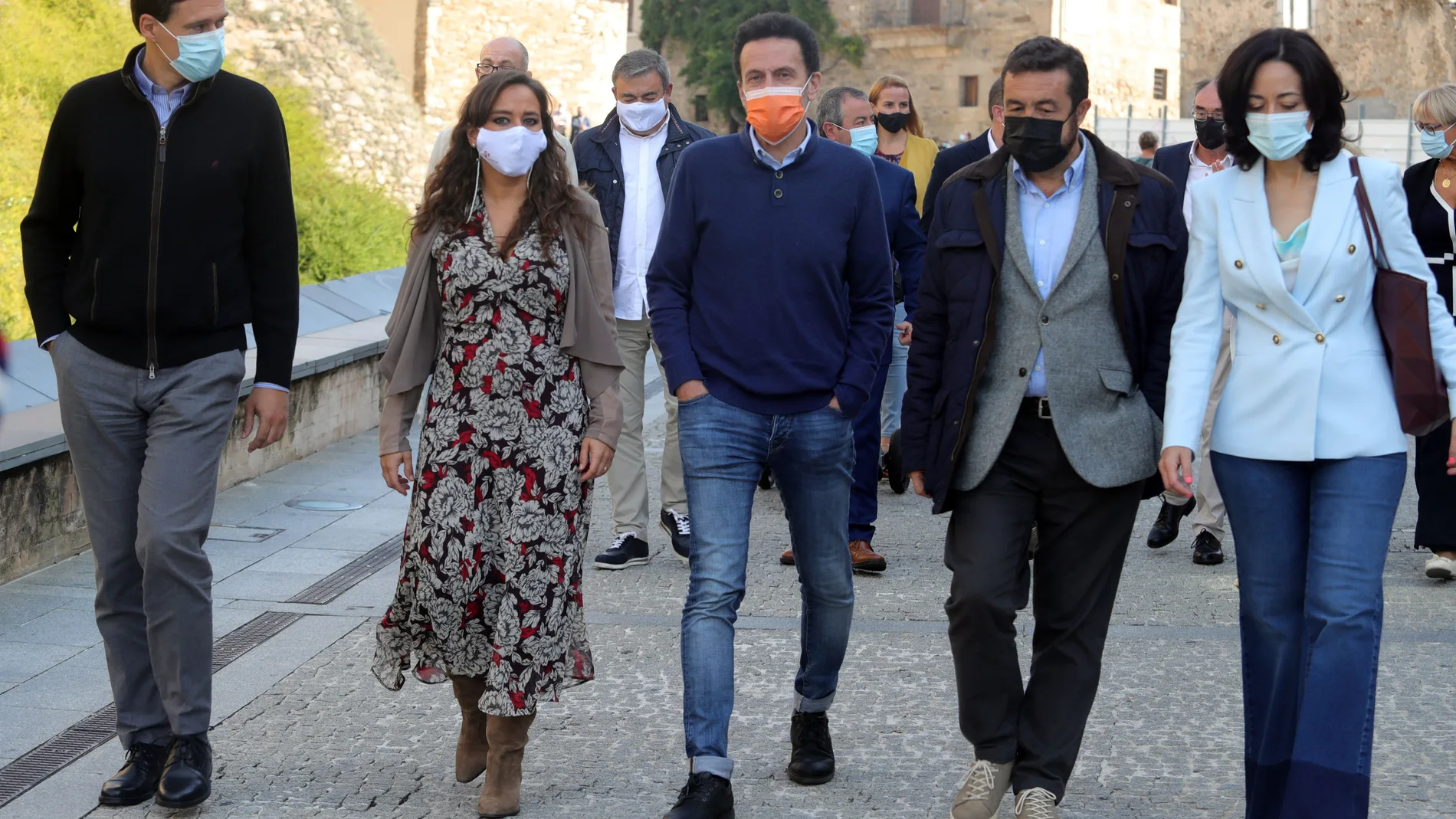 El vicesecretario general y portavoz del Comité Ejecutivo de Ciudadanos, Edmundo Bal, junto a la coordinadora autonómica en Castilla y León, Gemma Villarroel, y otros cargos del partido durante su visita al Castillo de Ponferrada