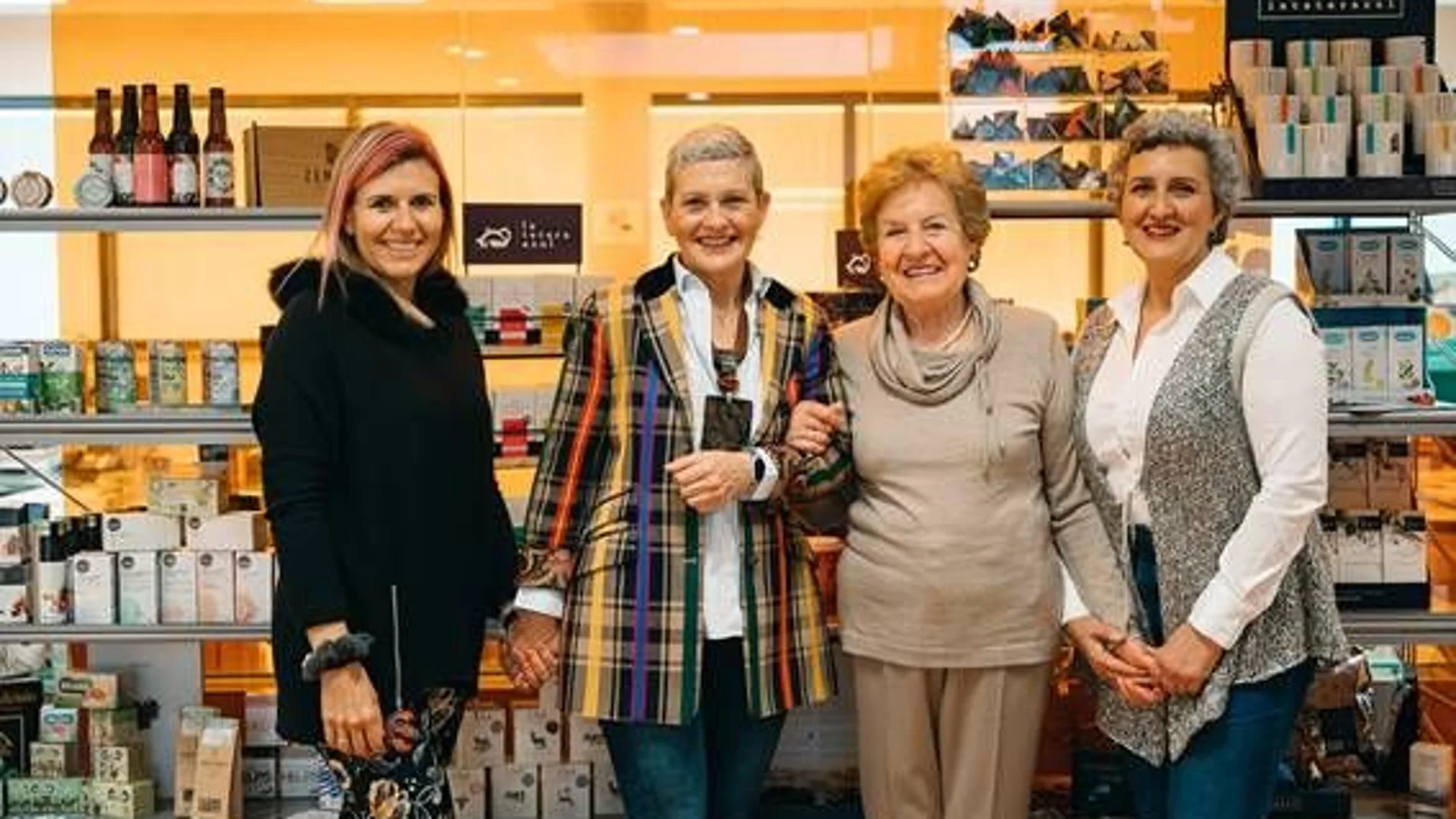 Beatriz Escudero, CEO de Pharmadus, junto a su equipo directivo