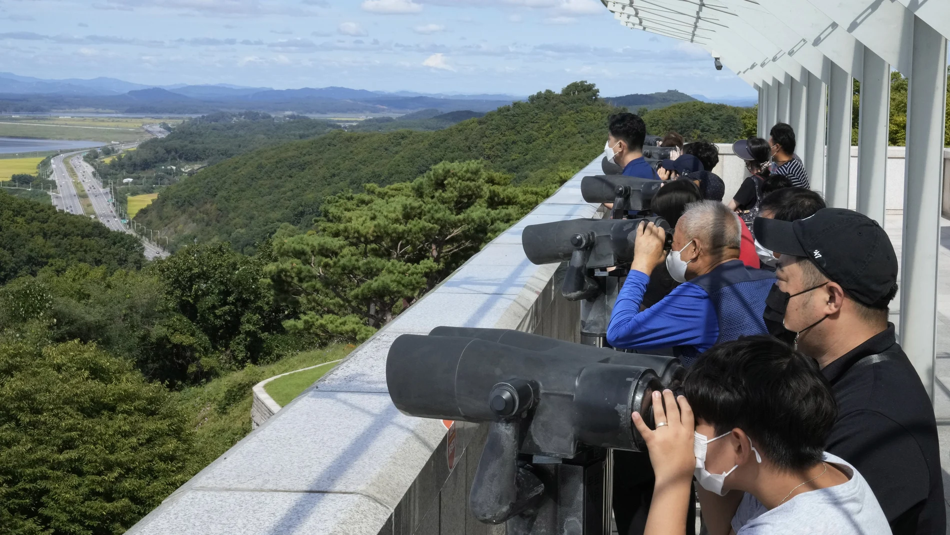 Turistas observan Corea del Norte desde la frontera con el Sur en Paju