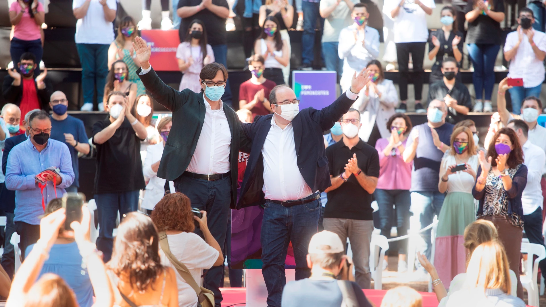 GAVÁ (BARCELONA), 26/09/2021.- El líder de los socialistas catalanes en el Parlament, Salvador Illa (i), junto al ministro de Cultura y Deporte, Miquel Iceta (d), durante la celebración en la tradicional Fiesta de la Rosa que ha tenido lugar este domingo en Gavá (Barcelona). EFE/Marta Pérez