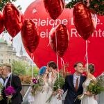 Parejas gays celebran en Berna el resultado del referéndum que aprobó el matrimonio gay en 2021