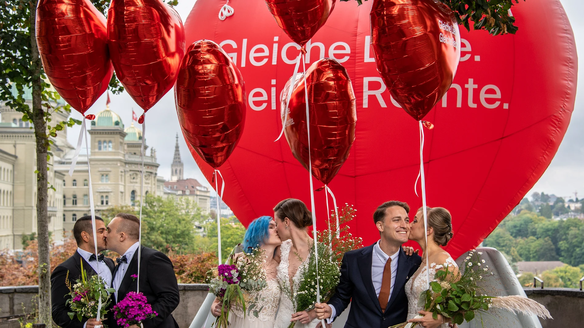 Parejas gays celebran en Berna el resultado del referéndum que aprobó el matrimonio gay en 2021