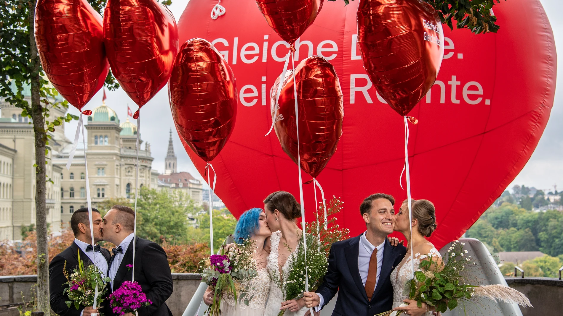 Parejas gays celebran en Berna el resultado del referéndum