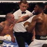 Oleksandr Usyk lanza un golpe a la cara a Anthony Joshua