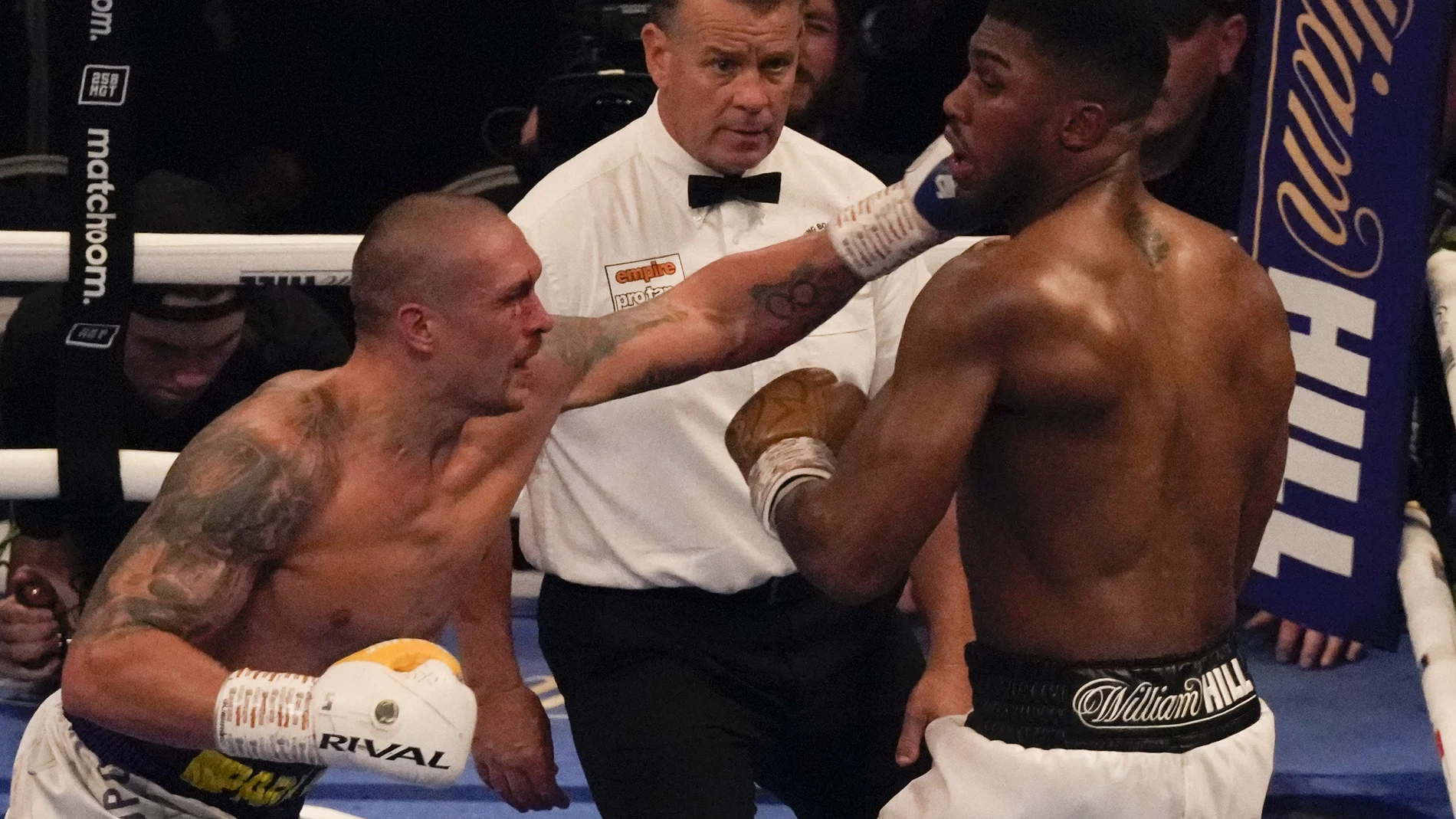 Oleksandr Usyk lanza un golpe a la cara a Anthony Joshua